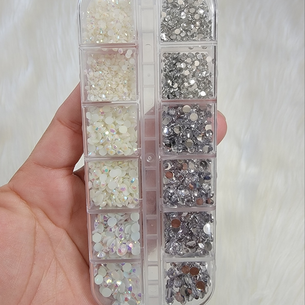App. 5000pcs different sizes, 2 colors in 1 pack flatback rhinestones
